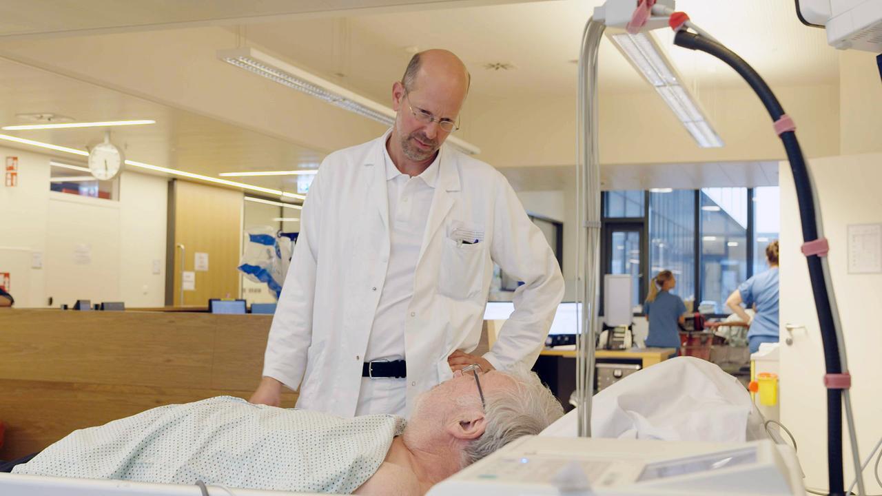 "Wie krank ist unser Gesundheitssystem?": Dr. Philip Eisenburger führt ein Patientengespräch in der Klinik Floridsdorf in Wien.