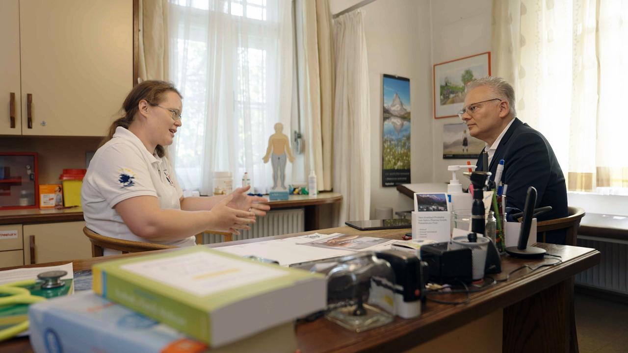 "Wie krank ist unser Gesundheitssystem?": Hausärztin Maria Wendler erzählt Dieter Bornemann von der Bezahlung in ihrem Job.