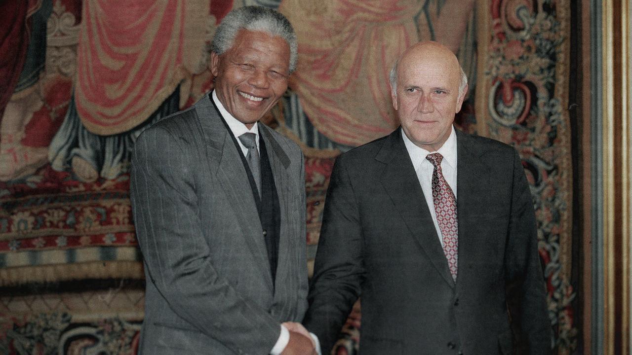 © ORF/ZDF/Arte/Getty/Gerard Julien Wie Kriege enden und Frieden möglich ist: Nelson Mandela und Frederik Willem de Klerk sichern 1993 einen friedlichen Übergang von der Apartheid-Herrschaft in Südafrika.