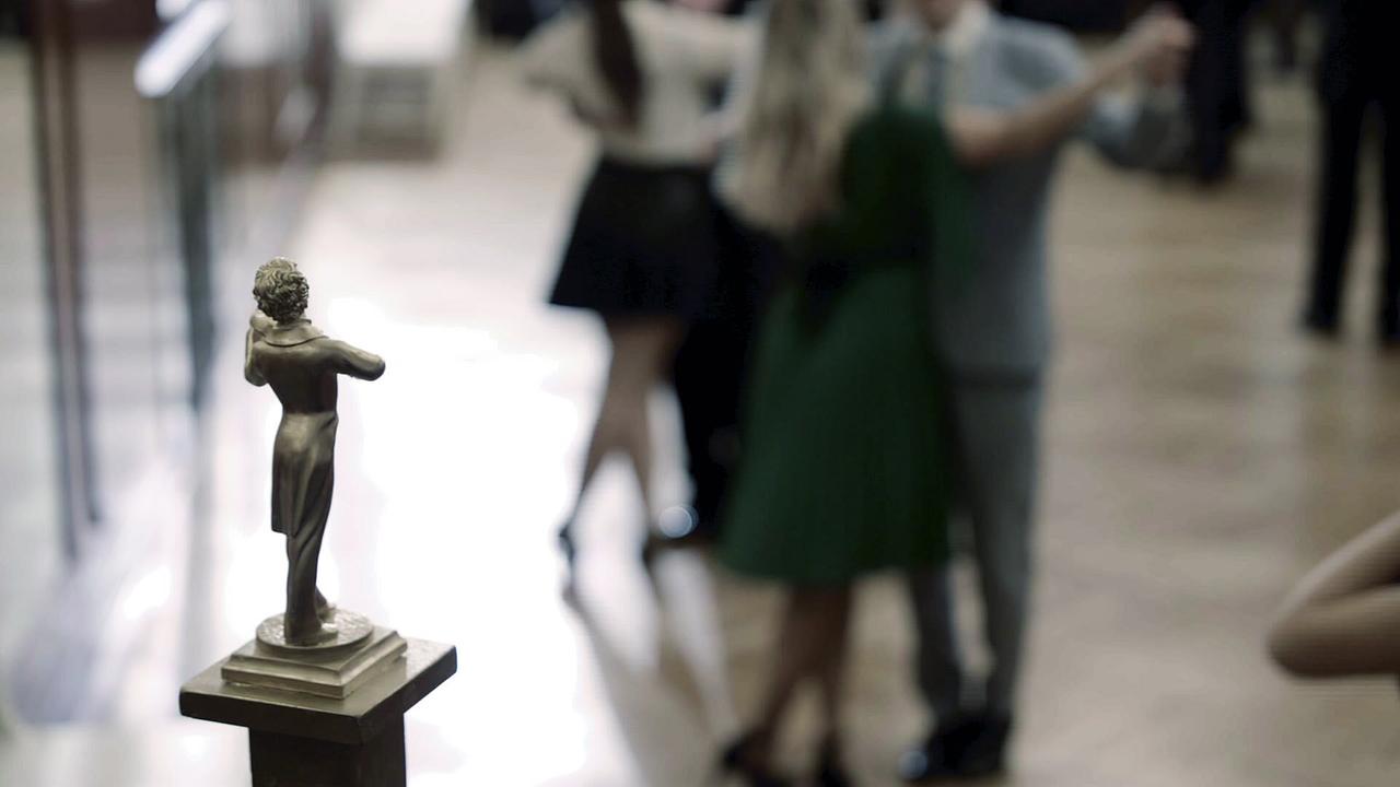 Tanzsaal mit kleiner Johann-Strauss-Statue im Vordergrund