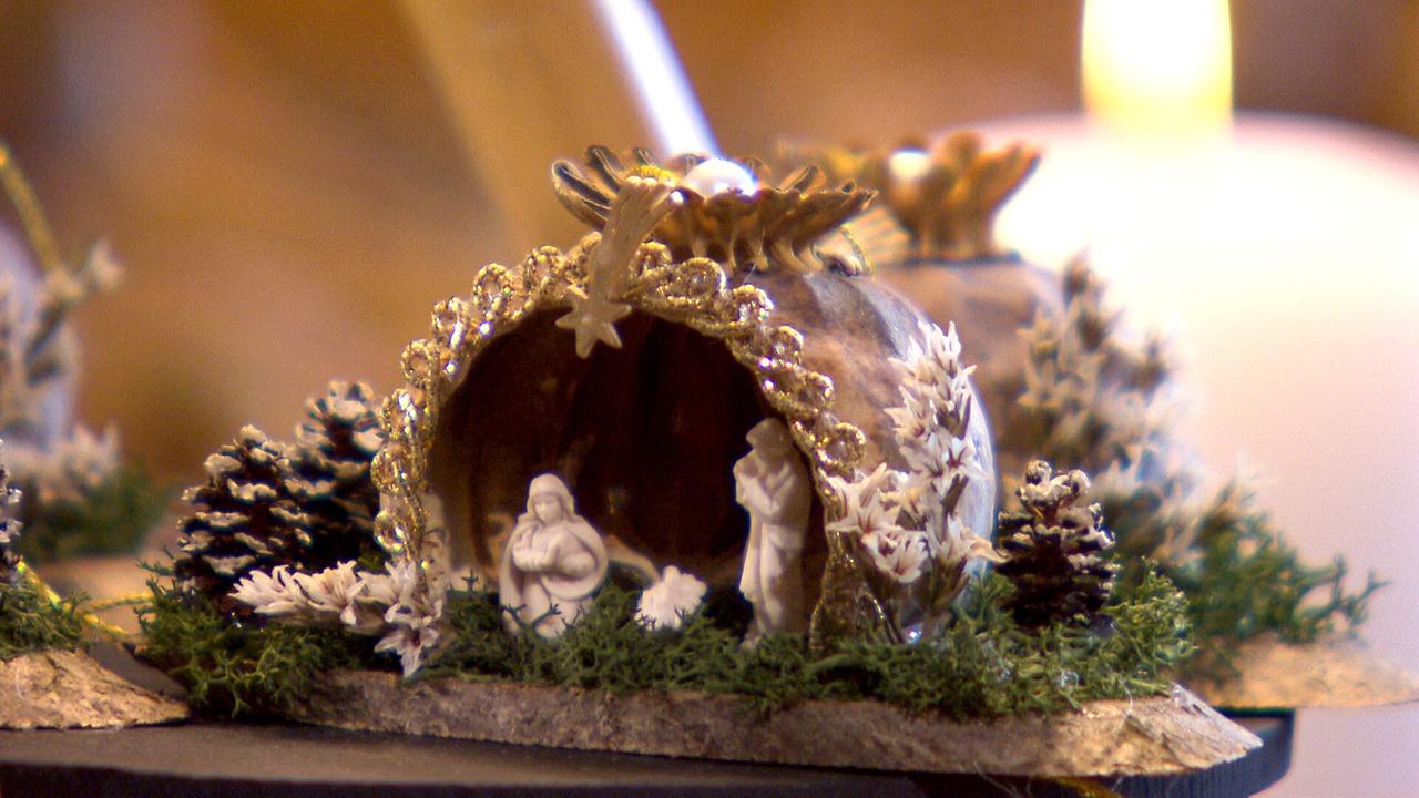 Eine Krippe in einer leeren Mohnkapsel