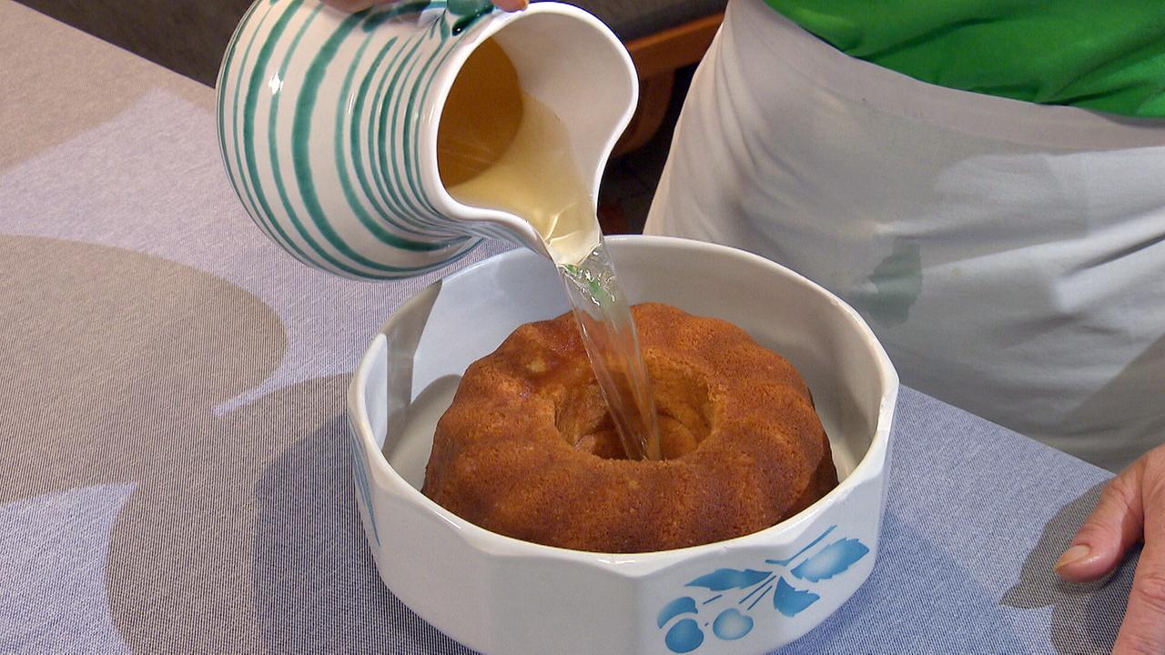 Aus einer Kanne wird Most in einen Gugelhupf gegossen.