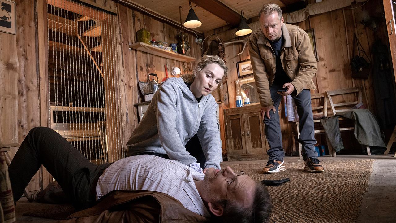 Hannah und Hauke sammeln erste Spuren am Tatort.