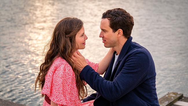 Im Bild: Clara (Leonie Rainer) lernt den charmanten Erik (Tobias van Dieken) auf der Rückreise in ihre Heimatstadt kennen. Sie möchte dort nach ihrem Auslandsstudium durchstarten, aber noch ahnt sie nicht, dass Erik ihre Zukunftspläne völlig zunichte machen könnte.