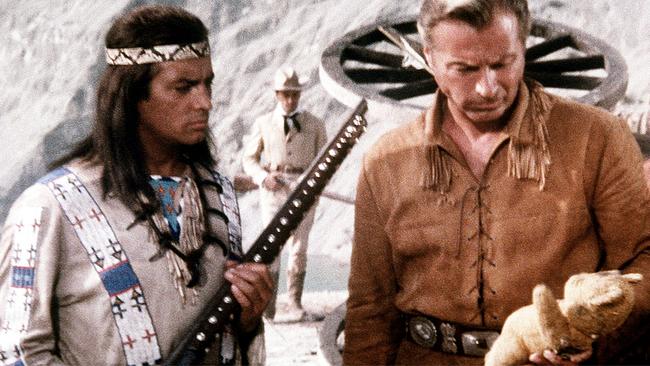 Im Bild: Winnetou (Pierre Brice, li.) und sein Blutsbruder Old Shatterhand (Lex Barker) sind bemüht, für eine friedliche Aussöhnung zwischen Apachen und Weißen zu sorgen.