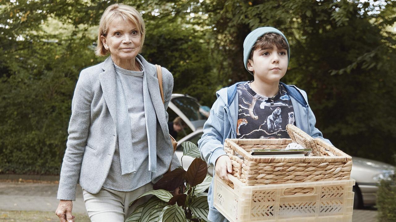 Beim Einzug in die Seniorenresidenz hat Irene Unterstützung von ihrem durchaus skeptischen Enkel Momo. 