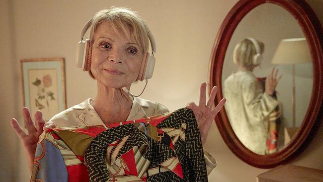 © ORF/SWR/Wüste Medien GmbH/O-Young Kwon Der Entschluss, etwas gegen den Betrüger zu tun, verleiht Irene neuen Schwung, auch wenn es um Kleiderauswahl geht.