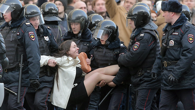 Olga L. wurde von der Polizei in Moskau verhaftet – mit diesem Foto wurde sie zur Ikone der Widerstandsbewegung in Russland