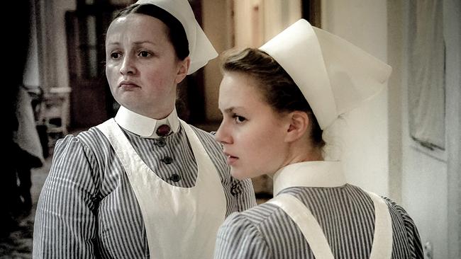 Im Bild: Wärterin Stine (Monika Oschek, l.) und Ida (Alicia von Rittberg, r.) sind alarmiert - Schwester Therese ist an Tuberkulose erkrankt.