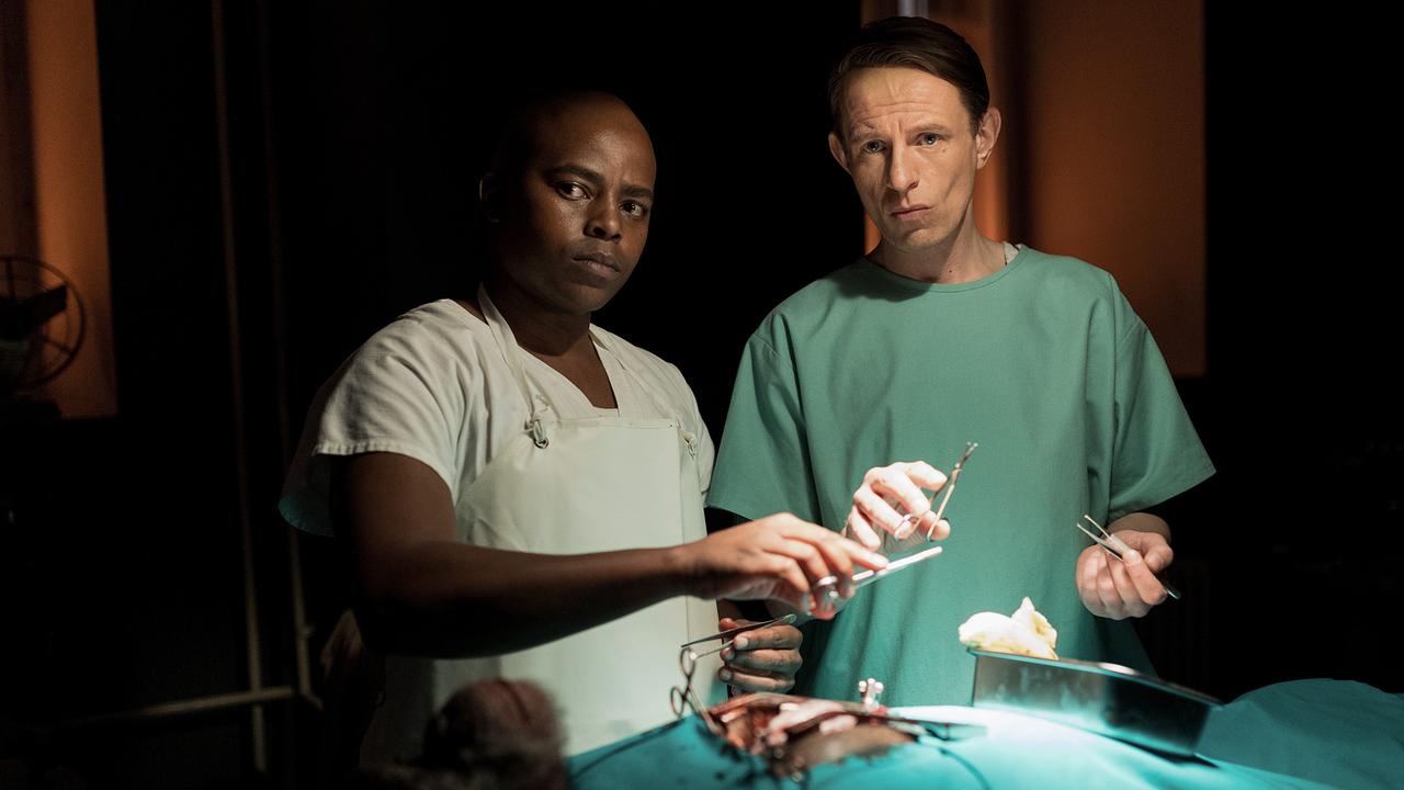 Im Bild: Geheime Operation: Dr. Barnard (Alexander Scheer, re.) arbeitet zusammen mit Hamilton (Loyiso MacDonald).