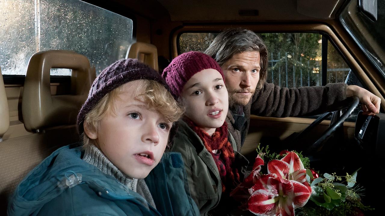 Daniel, Leo und Lotte nehmen die Einladung zur Familienfeier an.