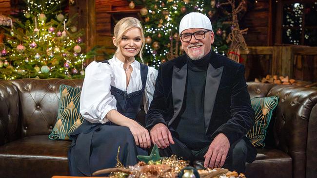 © ORF/IP Media/Peter Kivograd Lisa-Marie Friedle und DJ Ötzi sitzen in weihnachtlich geschmückter Umgebung gemeinsam auf einem Ledersofa