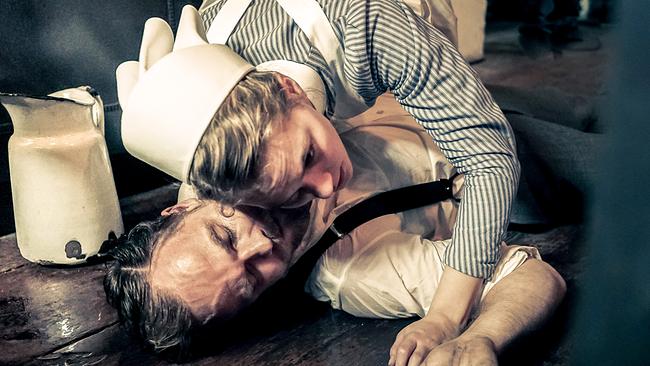 Im Bild: Ida (Alicia von Rittberg) findet Emil Behring (Matthias Koeberlin) mit einer Überdosis Opium.