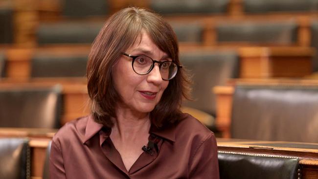 Historikerin Margit Reiter beim Interview in einem parlamentarischen Sitzungssaal