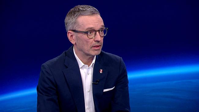 FPÖ Parteichef Herbert Kickl sitzt im ZIB-Studio vor blauem Hintergrund