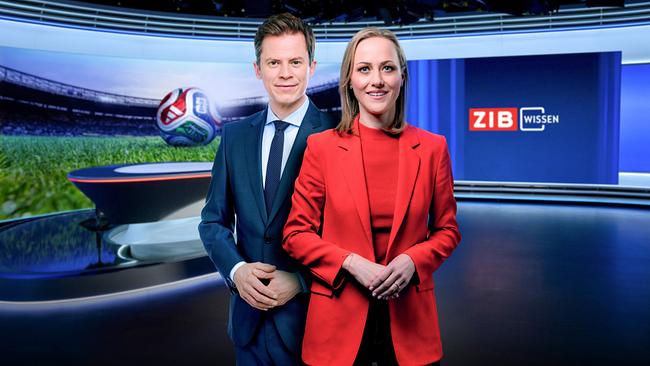© ORF Tobias Pötzelsberger und Alina Zellhofer stehen im modernen Fernsehstudio vor einem Bildschirm mit Sportmotiv und der Aufschrift „ZIB Wissen“.