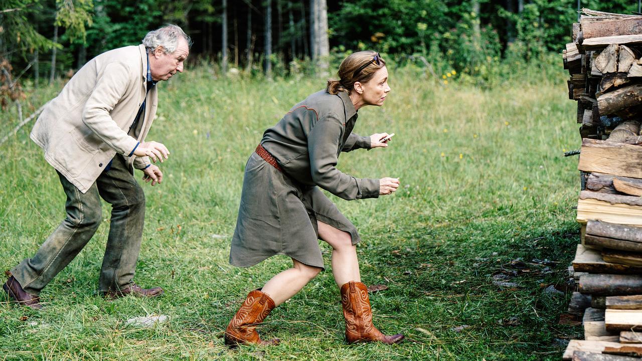 Pensionswirtin Sophie mit Stallbewohner Barthl auf geheimer Mission.