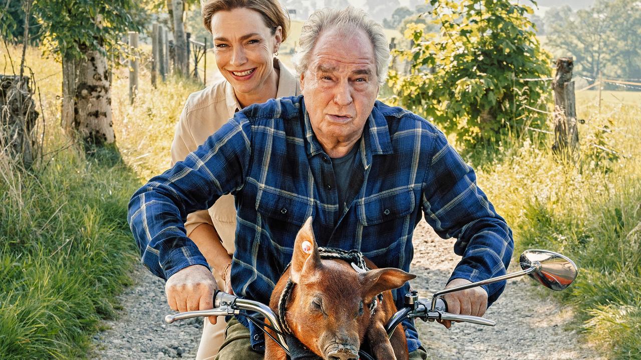 © ORF/Degeto/Hendrik Heiden Pensionswirtin Sophie und Stallbewohner Barthl mit Schweinchen Constanze.