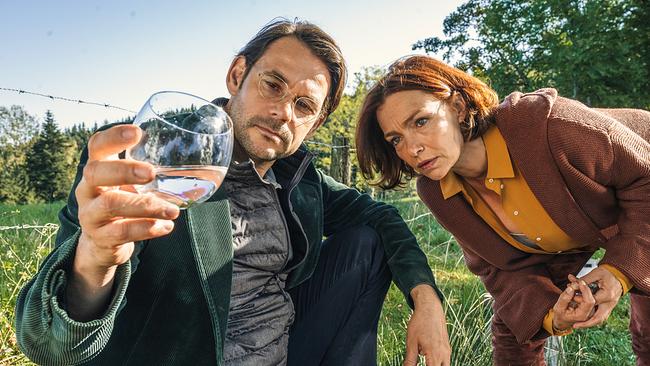 © ORF/Degeto/Hendrik Heiden Im Bild: Auf dem Fuchsbichlerhof gibt es bestes Wasser! Jan (Alexander Beyer) bringt Pensionswirtin Sophie (Aglaia Szyszkowitz) auf eine neue Geschäftsidee.