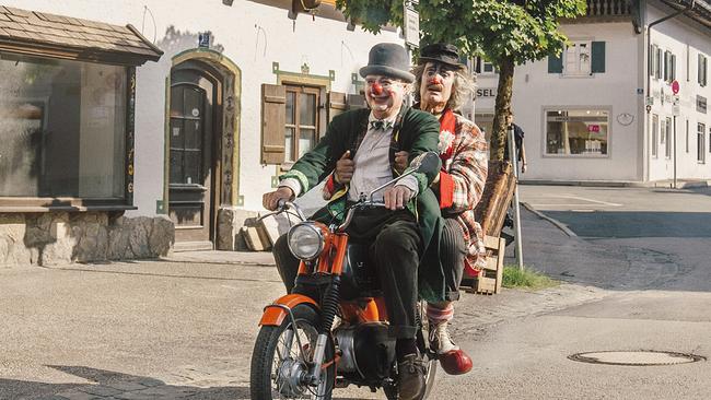 Im Bild: Barthl (Friedrich von Thun) und Mateo (Winfried Glatzeder) fahren mit dem Moped los
