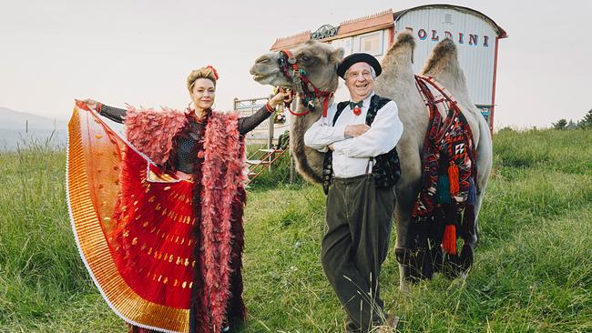 Im Bild: Barthl (Friedrich von Thun) und Sophie (Aglaia Szyszkowitz) bekommen überraschenden Besuch von einem Kamel.