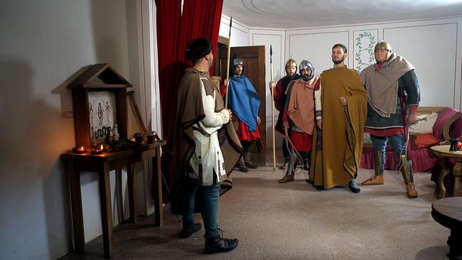 Schauspieler spielen eine Szene, wie der Heilige Florian vom Statthalter verhört wird.