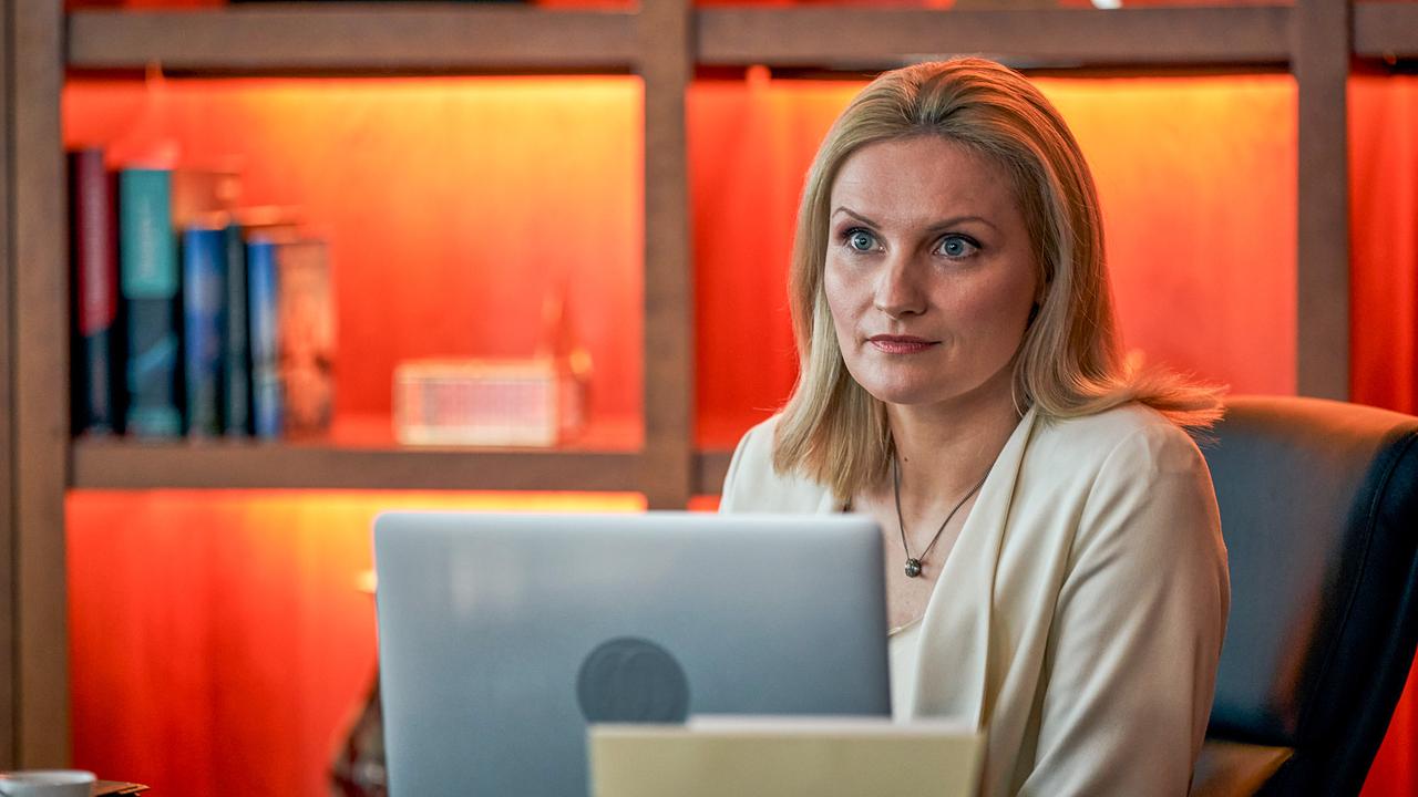 © ORF/Degeto/Martin Mlaka Im Bild: Borchert und Kanzleichefin Dominique befragen Bernadette Schanz (Melissa Anna Schmidt).