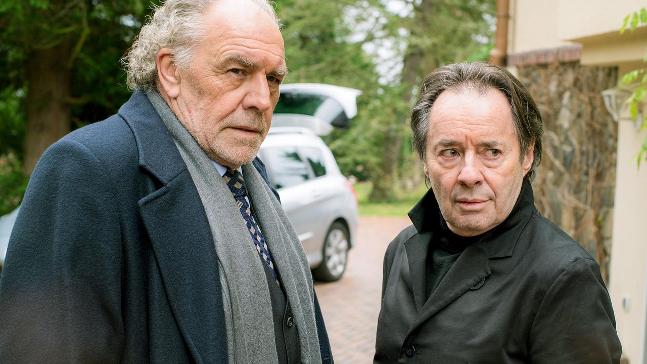 Im Bild: Borchert (Christian Kohlund, li.) und Antonius (Uwe Kockisch) vor dem Haus der Bildermanns.
