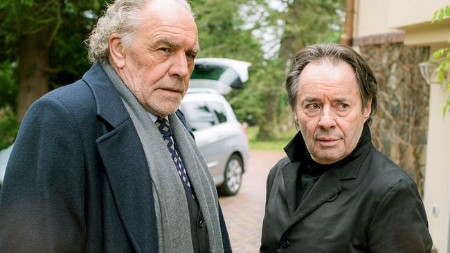 Im Bild: Borchert (Christian Kohlund, li.) und Antonius (Uwe Kockisch) vor dem Haus der Bildermanns.