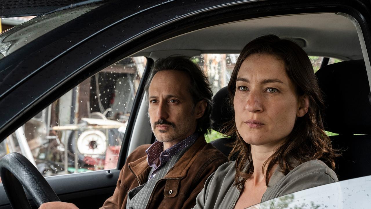 © ORF/Degeto/BR/ Hager Moss Film/Bernd Schuller Im Bild: Michael Ostrowski (Ferdinand Zankl), Marie Leuenberger (Frederike Bader).