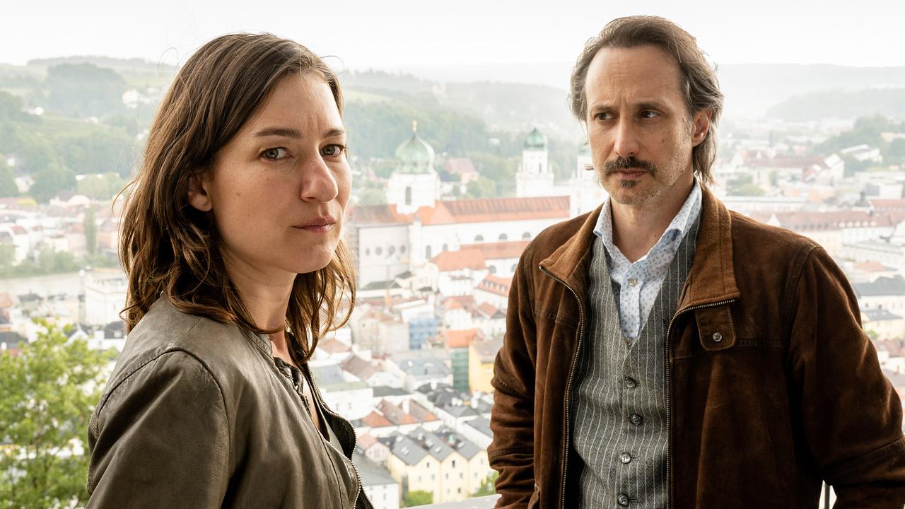 © ORF/Degeto/BR/ Hager Moss Film/Bernd Schuller Im Bild: Marie Leuenberger (Frederike Bader), Michael Ostrowski (Ferdinand Zankl).