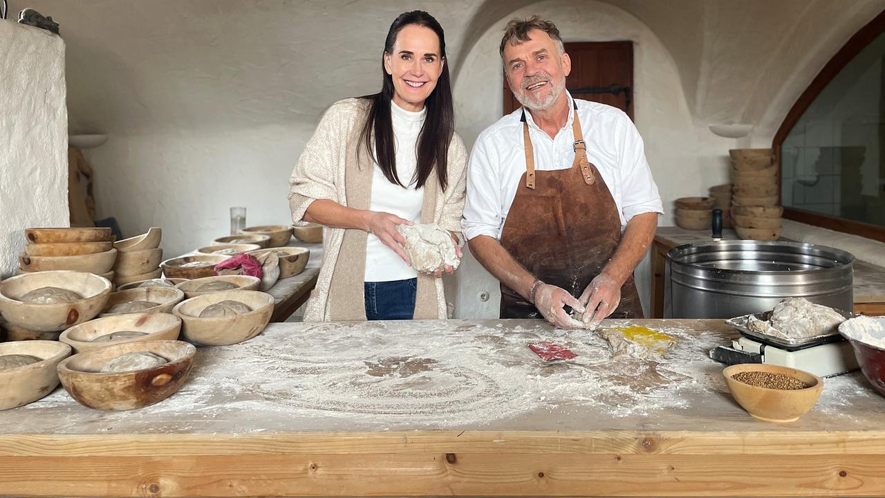 Maggie Entenfellner, Anton Gschwandtner – ein Eigenbrötler, der gerne Brot bäckt. Hoch oben auf seinem Hof „Sonnleit’n“, mit Blick auf die kleine Stadt Abtenau lebt und arbeitet der Wirt seit 2000