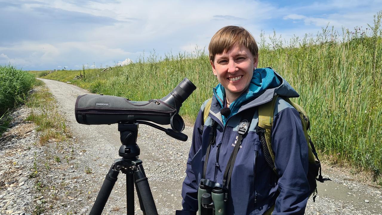 © ORF/Ab Hof TV Produktion Ornithologin Johanna Kronberger beobachtet Vögel im Naturschutzgebiet Rheindelta