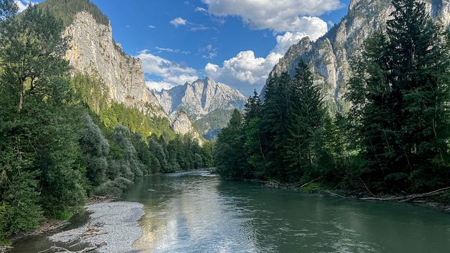 Schroffe Kalkgipfel der steirischen Ennstaler Alpen, die Enns im Vordergrund