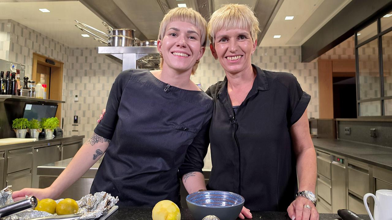 © ORF/Ab Hof TV Produktion Küchenchefin Janine Wieland und ihre Mutter Anette in moderner Küche mit Kochutensilien und Zitronen auf der Ablage.
