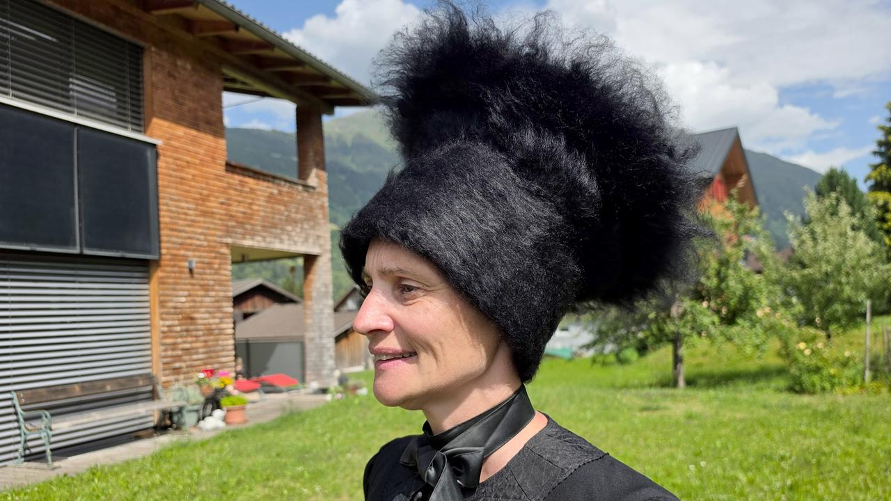 © ORF/Ab Hof TV Produktion Kerstin Keßler in Montafoner Tracht mit Mäßli-Kopfbedeckung.