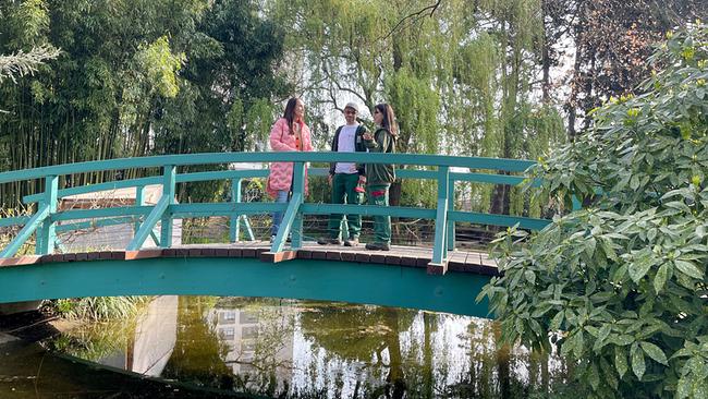 Maggie Entenfellner und zwei Stadtgärtner auf der Monet-Bücke im Schulgarten Kagran.