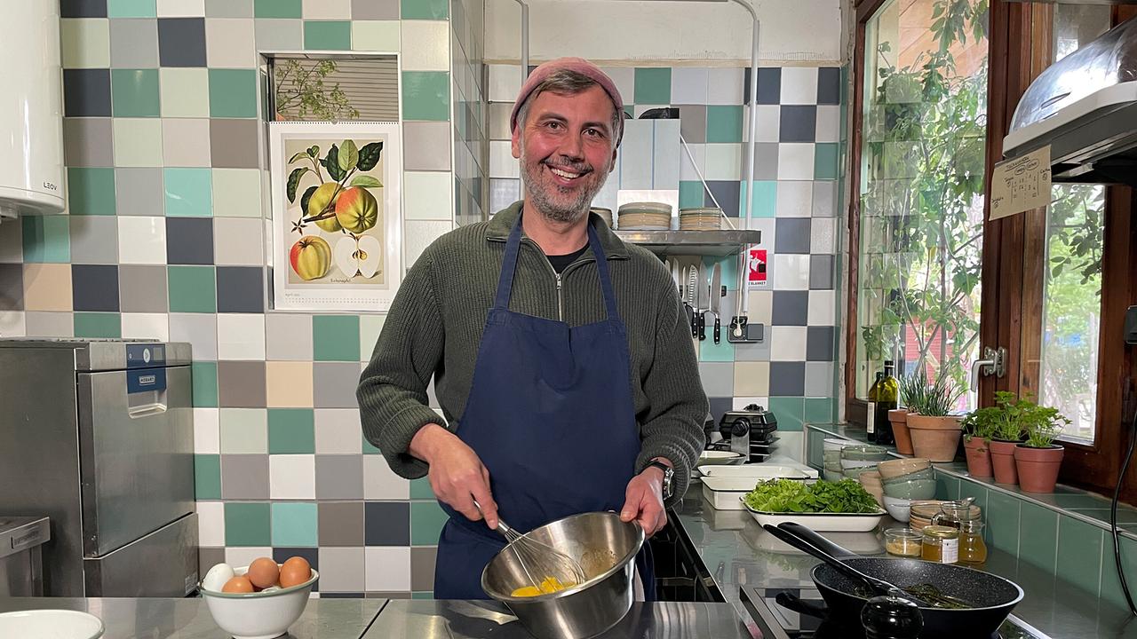 © ORF/Ab Hof TV Produktion Koch Alwin Schrager in der Küche des Café Schillwasser