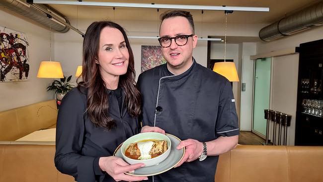 Maggie Entenfellner und Koch Andreas Ruckendorfer halten einen Teller mit Hortobagy Palatschinken in der Hand.
