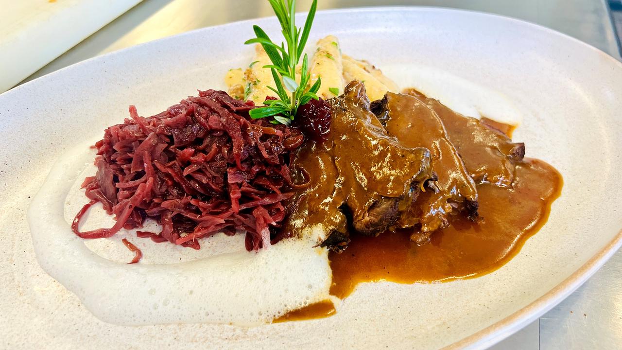 Geschmorter Rehbraten, serviert mit oberösterreichischen Erdäpfel-Nudeln und feinem Rotkraut