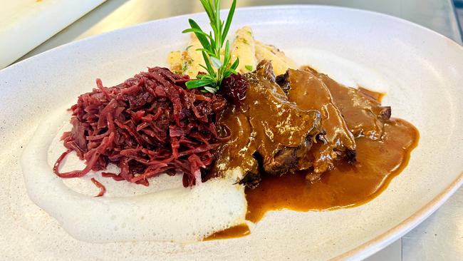 Geschmorter Rehbraten, serviert mit oberösterreichischen Erdäpfel-Nudeln und feinem Rotkraut