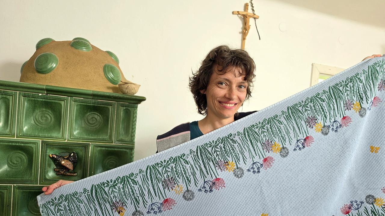 © ORF/Ab Hof TV Produktion Andrea Maria Breitenbaumer präsentiert einen ihrer Stoffdrucke
