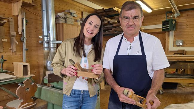 © ORF/Ab Hof TV Produktion Maggie Entenfellner und Kunsttischler Gerhard Priller in seiner Holzwerkstatt