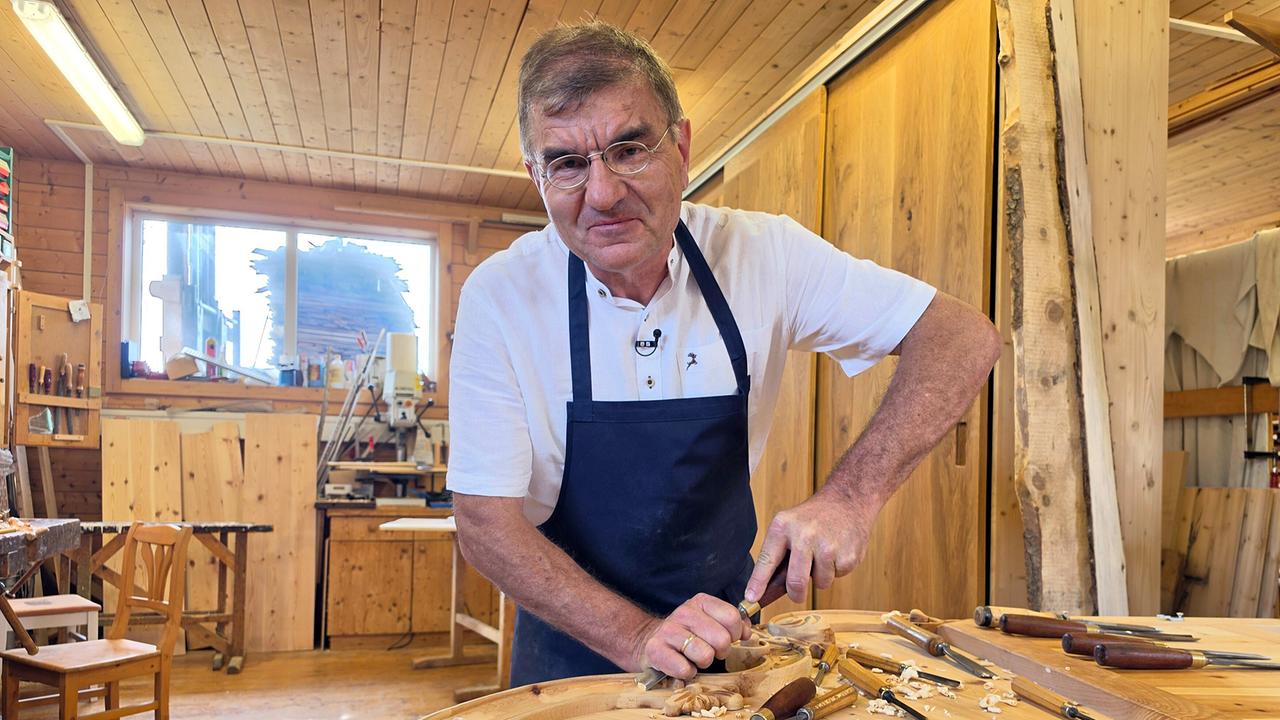 Gerhard Priller bei der Arbeit in seiner Werkstatt.