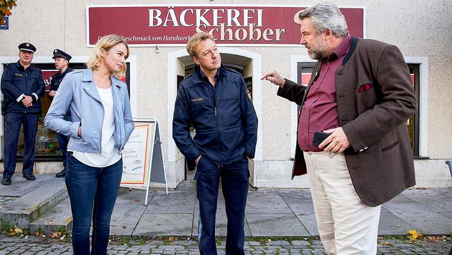 Im Bild: Die Kommissare Winter (Vanessa Eckart, l.) und Stadler (Dieter Fischer, r.) ermitteln im Fall des ermordeten Bäckermeisters Schober. Polizeihauptmeister Mohr (Max Müller, M.) bringt sie auf den aktuellen Kenntnisstand.