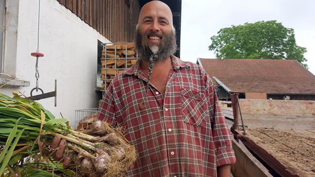 Wolfgang Mayr, Knoblauch-Bauer und Permakulturbauer.