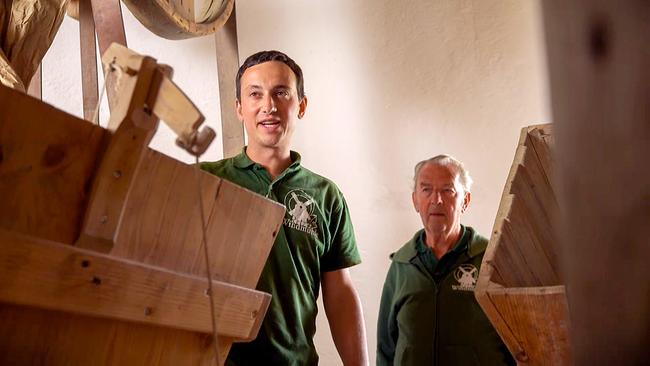 © ORF/Ab Hof Film Windmüller Daniel Wöhrer und Rolf Schuch bei ihrer Arbeit in der letzten betriebsfähigen und vollständig eingerichteten Windmühle Österreichs: der Windmühle von Retz.
