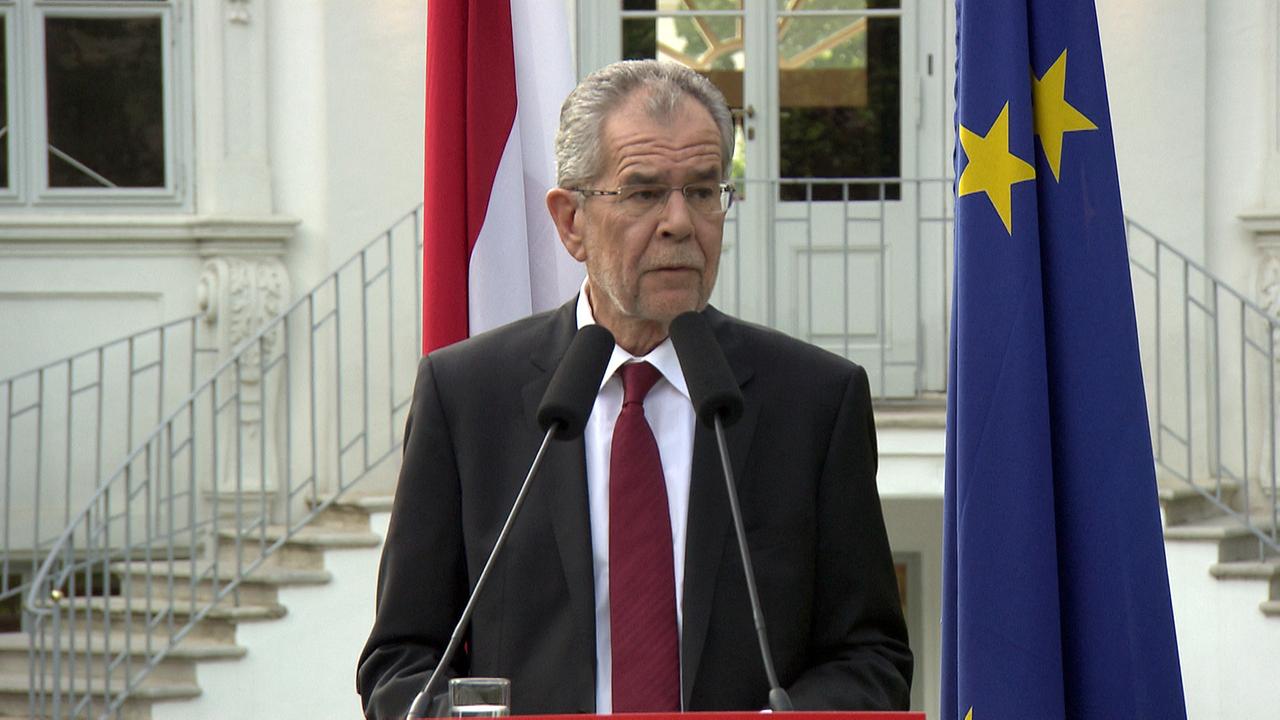 Bundespräsident Alexander Van der Bellen bei einer Rede vor dem Palais Schönburg.