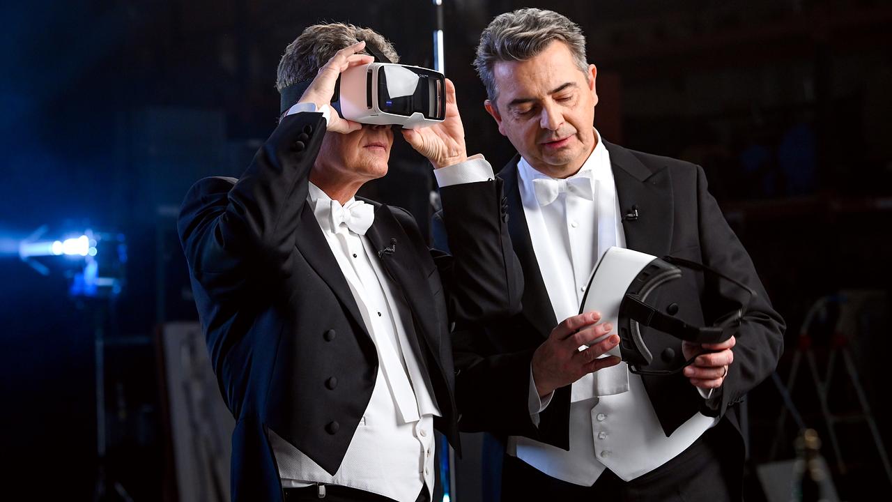 Karl Hohenlohe und Christoph Wagner-Trenkwitz halten eine Virtual Reality Brille in ihren Händen