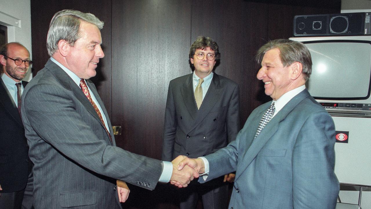 Dr. Franz Vranitzky, Gerhard Zeiler, Dr. Hugo Portisch; Vranitzky und Portisch schütteln einander die Hände.